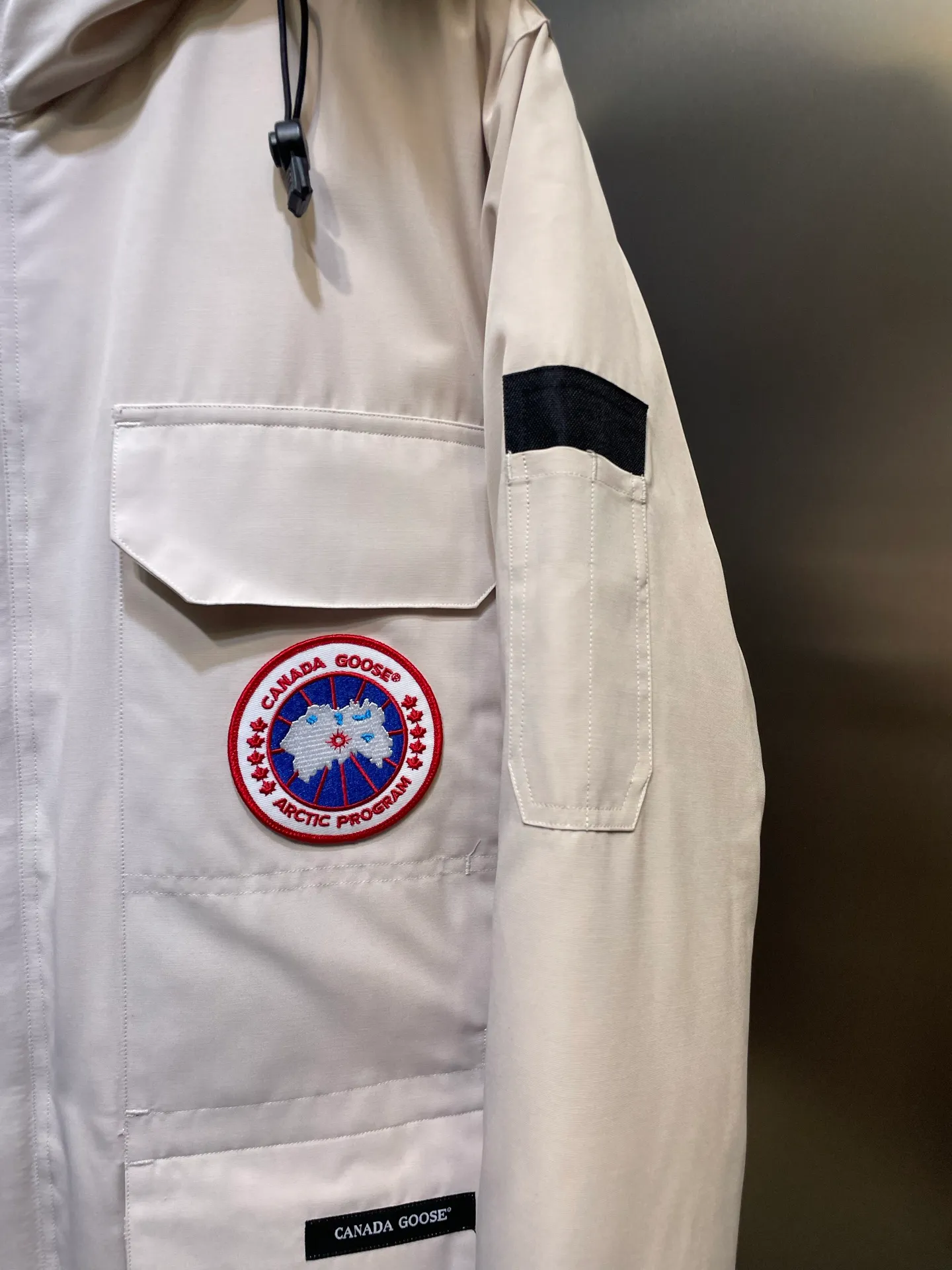 P910 special version 🌟 🇨🇦CANADA GOOES 24 new models 08 models/couple models Factory direct supply: supplying global purchasing agents, micro-business, entities, Tmall, high-end stalls and studio cooperation, free shipping! Canada Goose Expedition Parka 2008 is the same style for men and women. It is mid-length and the most timeless classic. All Arctic and Antarctic scientific expedition teams choose Canada Goose as their cold-proof equipment. It is the Rolls-Royce of down jackets. ➖ Industry-leading anti-counterfeiting chip sensing. ➖ Imported Behringer embroidery machines and customized embroidery labels, the highest level and industry leading. ➖ Imported Korean 21-count polyester-cotton blended original fabric, TC85 waterproof coated fabric, water-repellent, windproof and wear-resistant. ➖ The new national standard 80 white duck down is filled with an average of 520 grams of down. The amount of down filled is industry-leading. ➖ 100% nylon lining with double double-layer sealing design to prevent velvet running, and seamless thread design on the cuffs! ➖ Western Canadian Green Wolf Collar. ➖ Yoshida YKK provides original factory-customized electroplated sliders. YKK two-way lockable zippers are tight and smooth and do not peel off paint. ➖ 3M composite Velcro is durable and the accessories and hardware are all custom-made. Note: Our copywriting is only simple and clear. Instead of bragging about the copywriting, it is better to compare and understand with samples. Only for the purest goose, the most dedicated, the most professional, the highest quality, the highest cost performance!  Size:XS-XXL